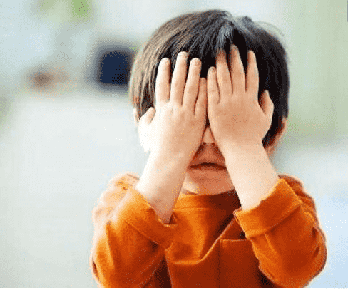 異性父母覺得在孩子面前換衣服沒什么，可是對孩子的不好影響太大